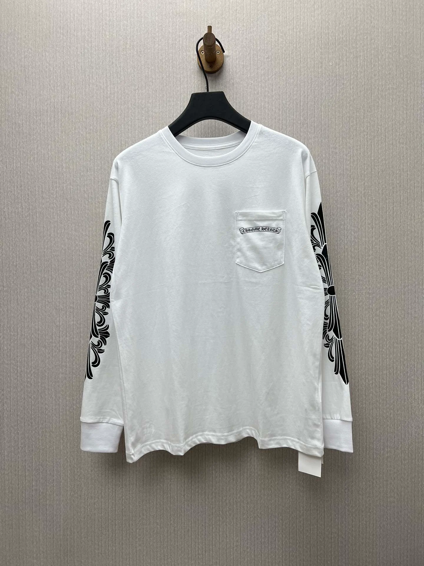🅿️350 Croix Heart 25SS Graffiti Limited Long Sleeve. The fabric is made of 26-woven 220g cotton. The printing is ink printing. Customized accessories. Code number: S.M.L.